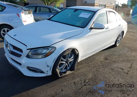 2015 Mercedes-Benz C 300 из США, поврежденный, VIN 55SWF4JB0FU081557